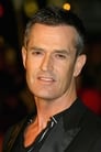 Rupert Everett isTirador