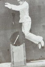 Saut en hauteur à pieds joints, homme habillé