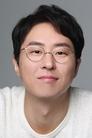 Lee Hyun-kyun isGlasses company staff