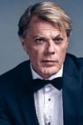 Eddie Izzard isDan Deakins