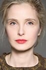 Julie Delpy isLeni