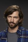 Michiel Huisman isSteven Crain