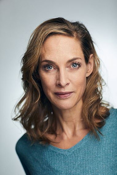 Sophie von Kessel as Ella Schönemann in Ein Kommissar kehrt zurück