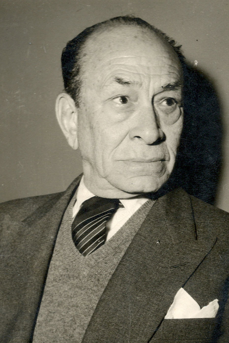 Zaki Toleimat as د. عاصم in Hymn of Hope