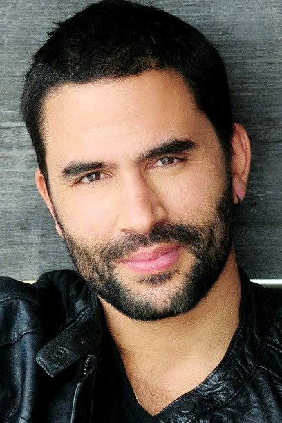Ignacio Serricchio as Don West in Perdidos no Espaço