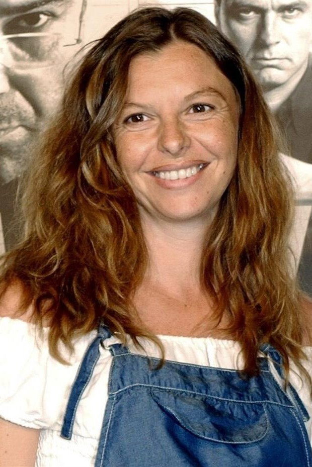 Paloma Gómez as Valentina in Valentina