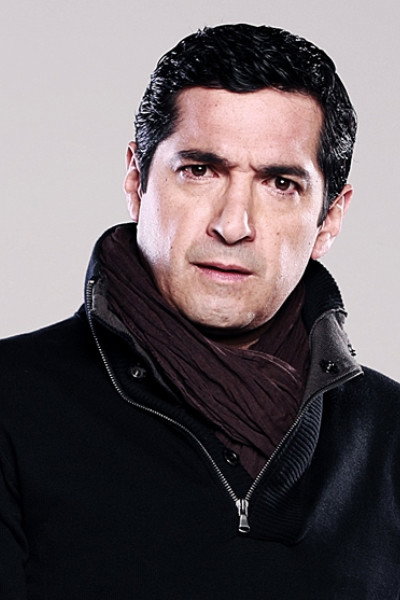 Orlando Valenzuela as Dr Calle in Sala de Urgencias