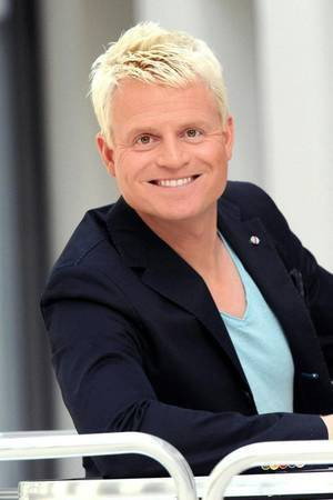 Guido Cantz as self-host in Für immer Kult