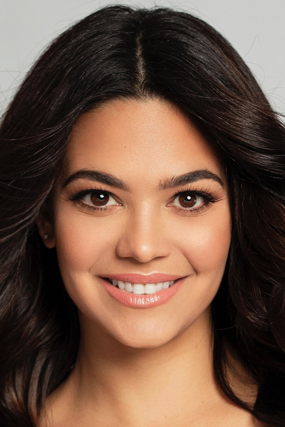 Alina Robert as América in Plantadas