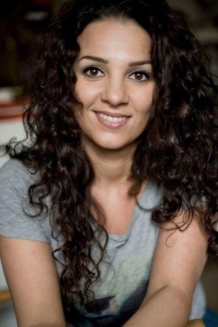 Hanife Sylejmani as Dela Tahiri in Katharina Tempel