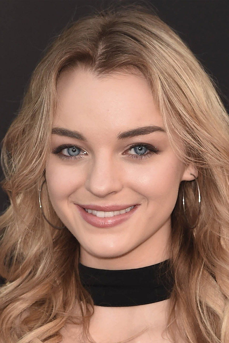Olivia Rose Keegan as Lydia Carver in dATE