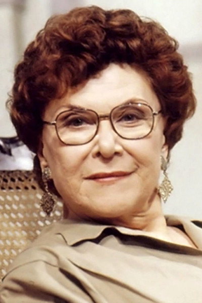 Yara Cortes as Carolina Galvão de Souza (3º período) in O Casarão