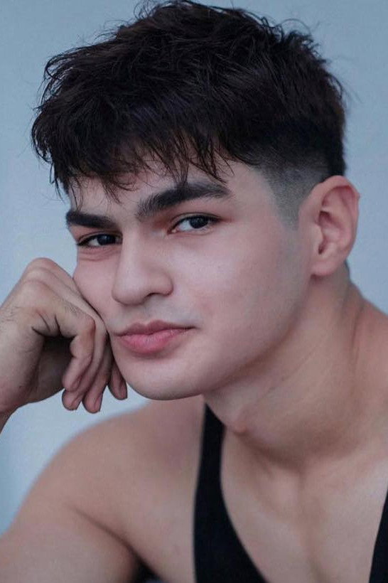Bruce Roeland as Matos in Mga Batang Riles