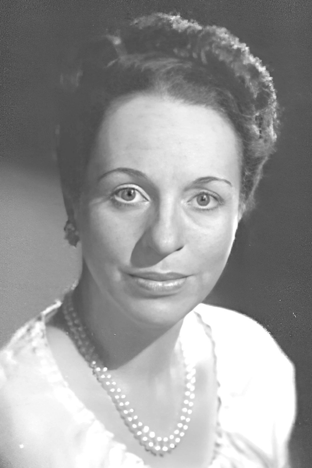 Margaret Rawlings as Countess Vereberg in Roman Holiday