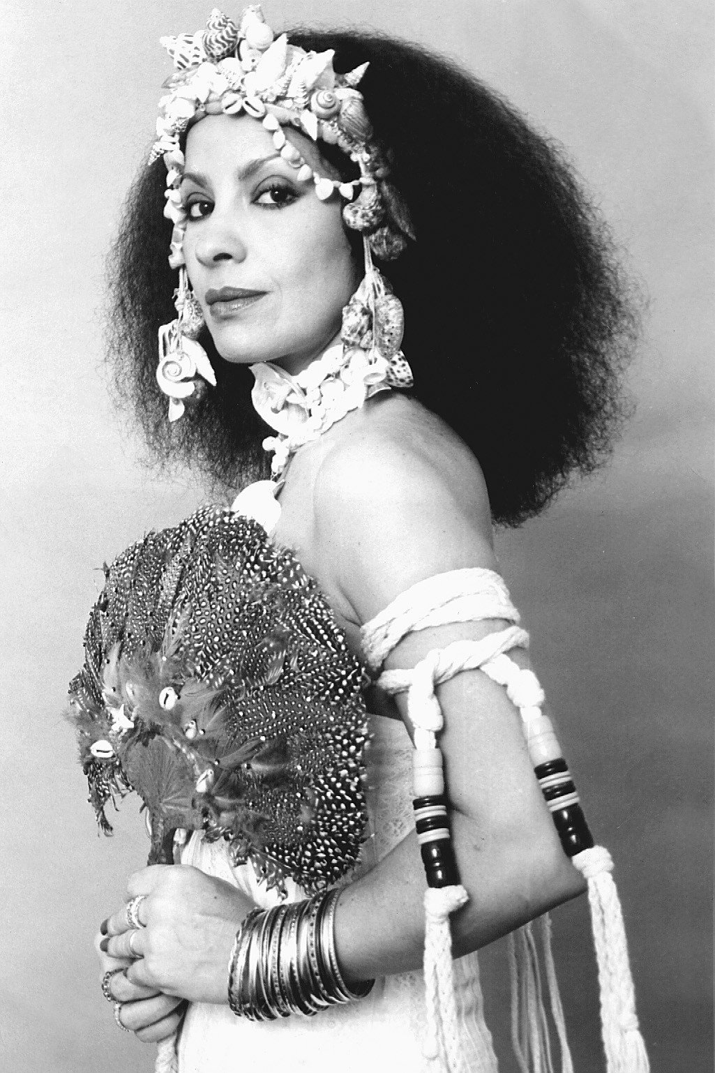 Clara Nunes as Clara Nunes in Cultura de Moda: a iconografia de Caetanópolis