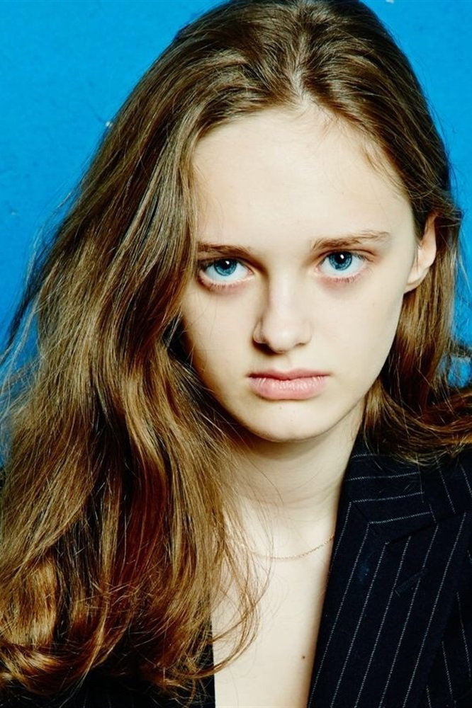 Lily Taïeb as Alice / Ioana in Spirit of Winter