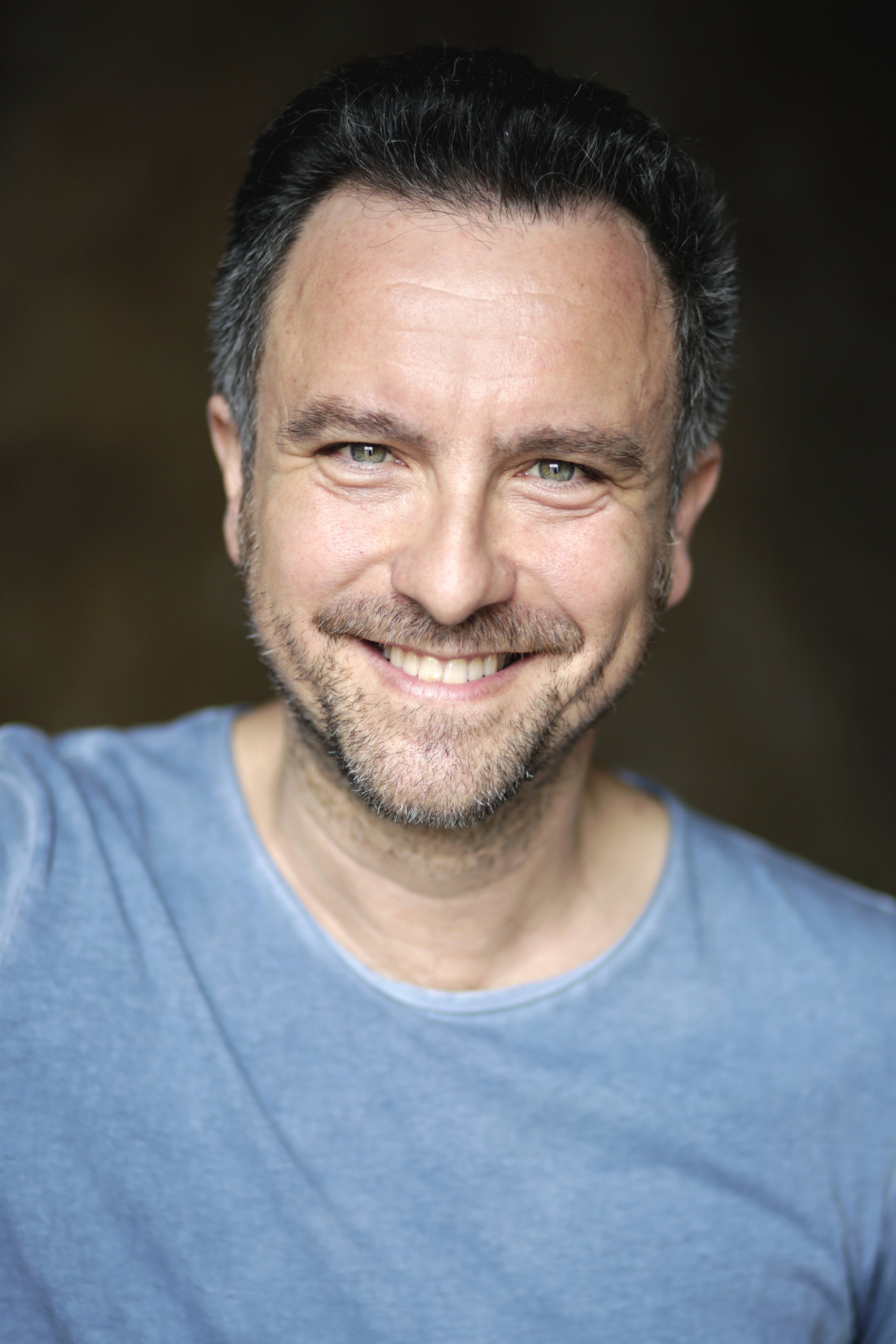 Maurizio Bianucci as Marito di Dori e Proprietario del Compro oro in Love Under House Arrest