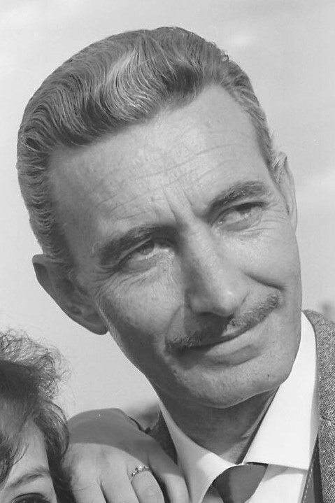 Antonio Raxel as Jefe Policía in Un tipo duro de pelar