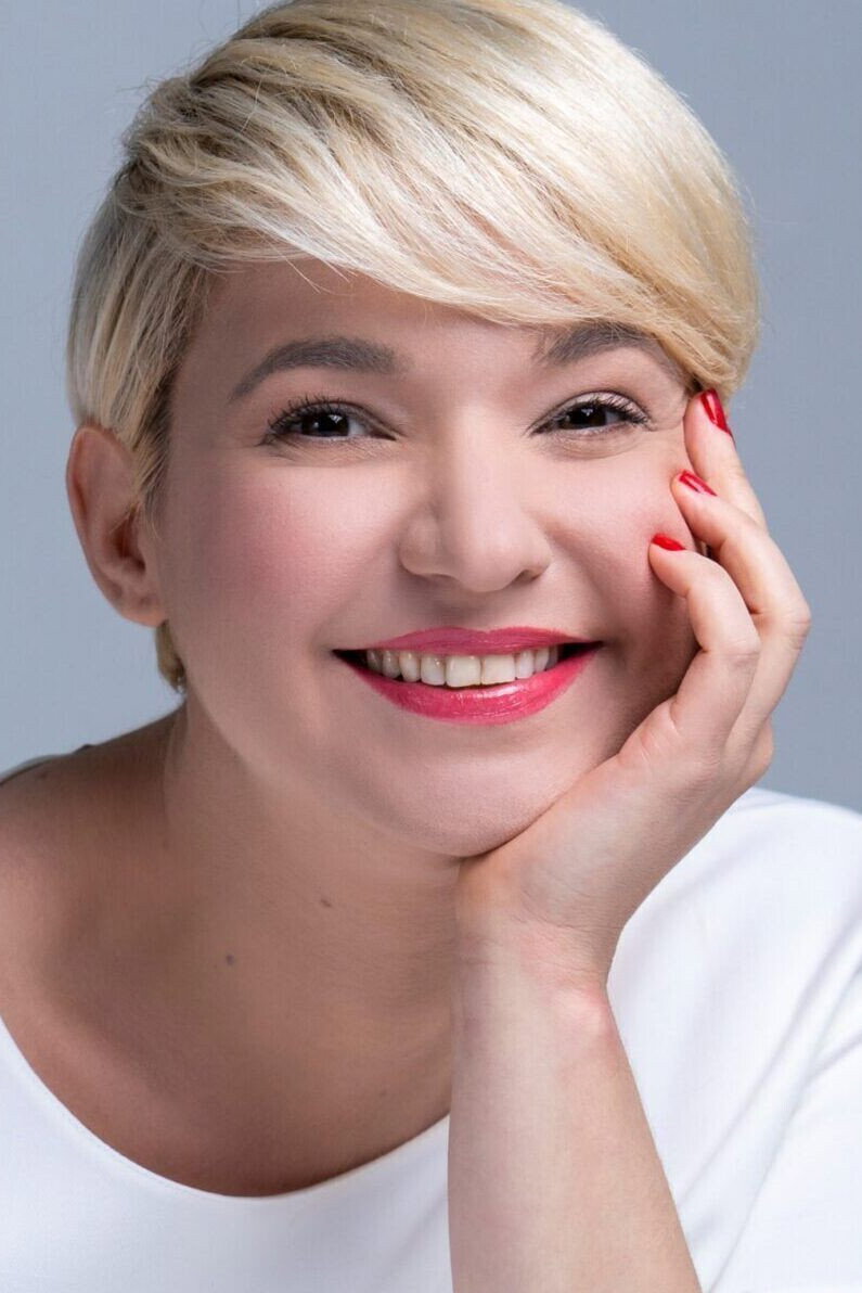 Νάντια Κοντογιώργη as Vivian Delaporta in Kato Partali