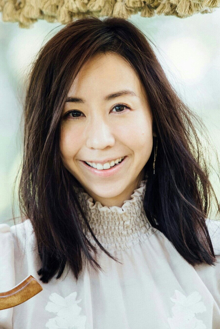 コトリンゴ as Self - Singer-songwriter in Living in a Corner: Director Sunao Katabuchi's Work