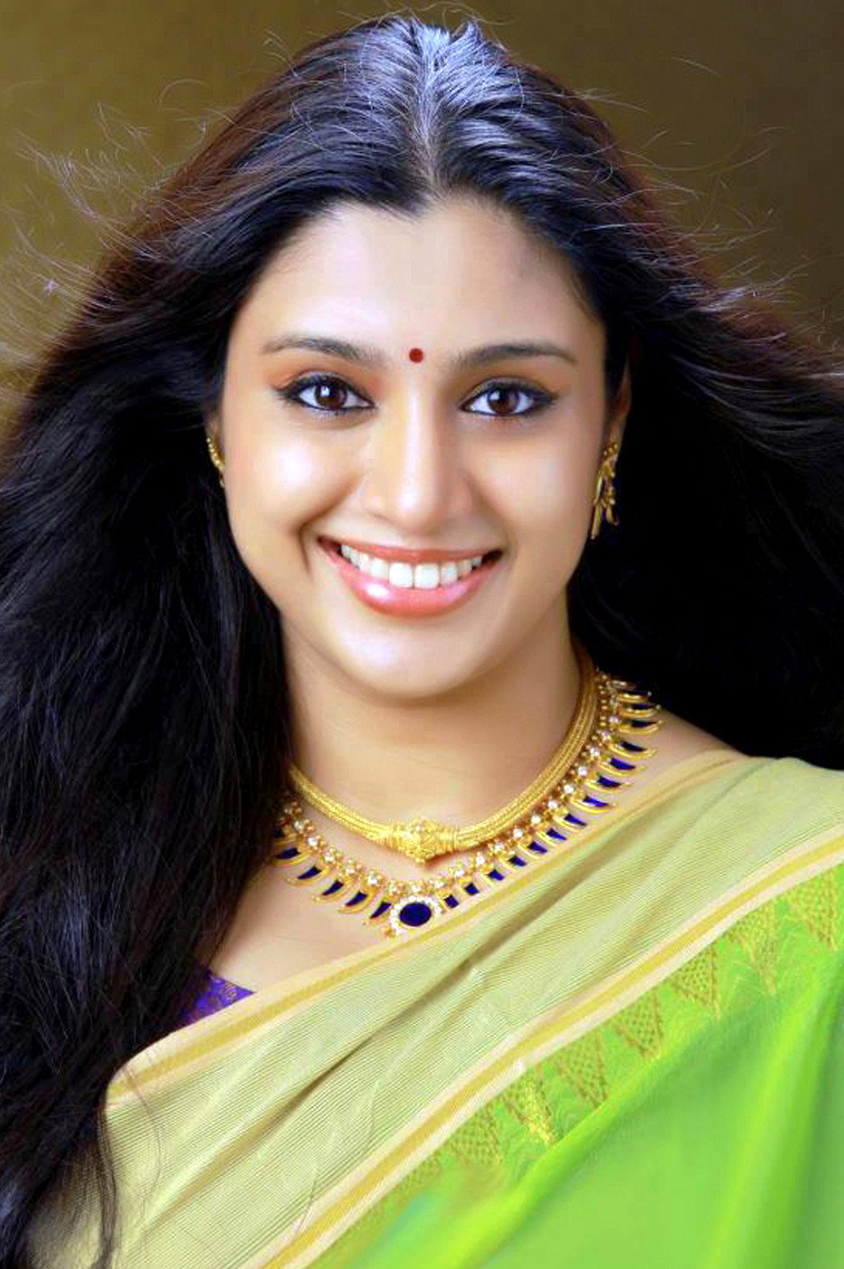 Samyuktha Varma as Bhavana in Veendum Chila Veettukaryangal