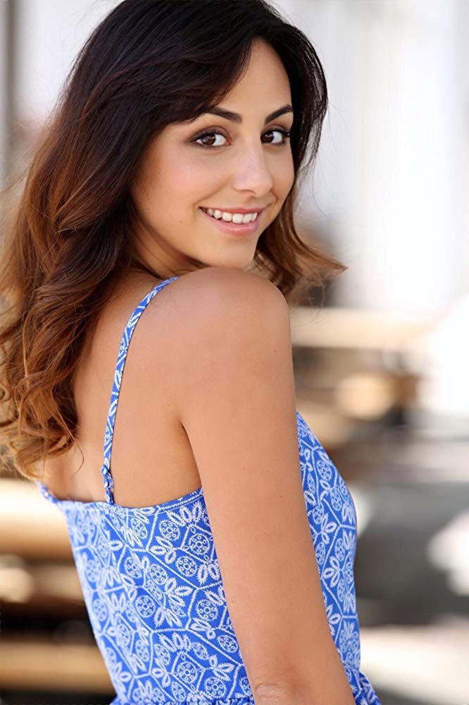 Rafaella Biscayn-Debest as Eden in Os Estranhos - Capítulo 1