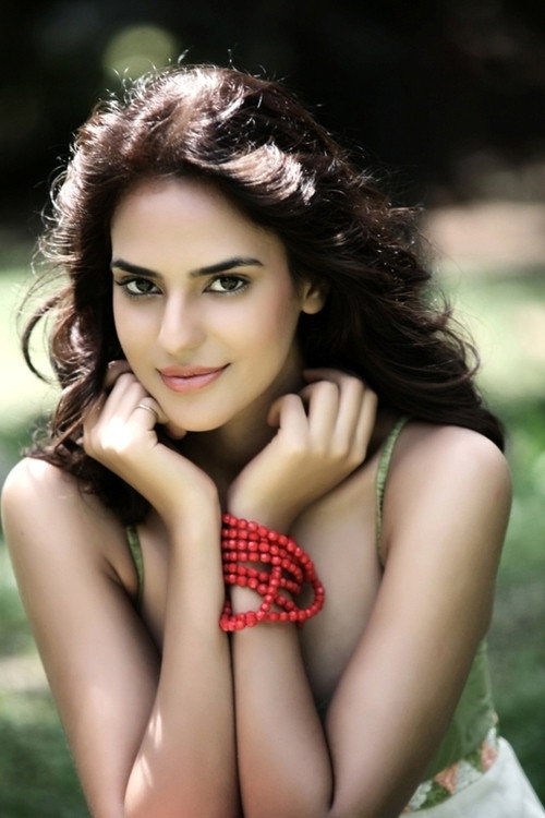 Neelam Sivia as Anu Chhabra in Aafat