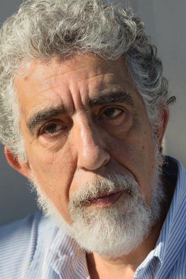 Pino Calabrese as il poliziotto in The Future