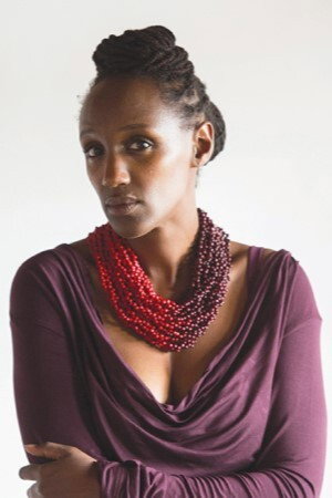 Carole Karemera as Mouna in Si le vent soulève les sables
