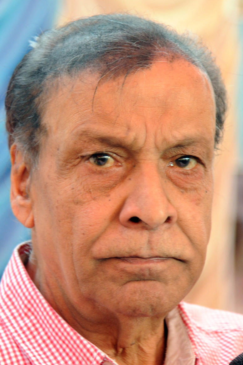 Suresh Heblikar as Prakash in Aparichita