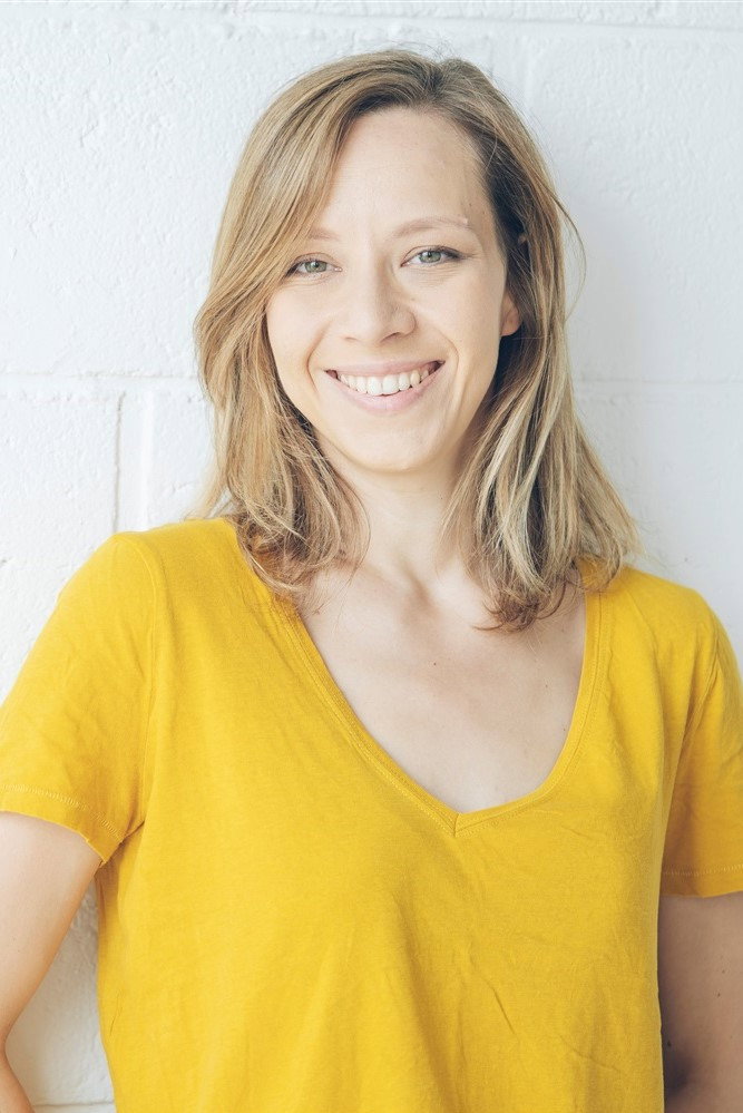 Alexandra Bialy as Dorothée in Un si joli mensonge