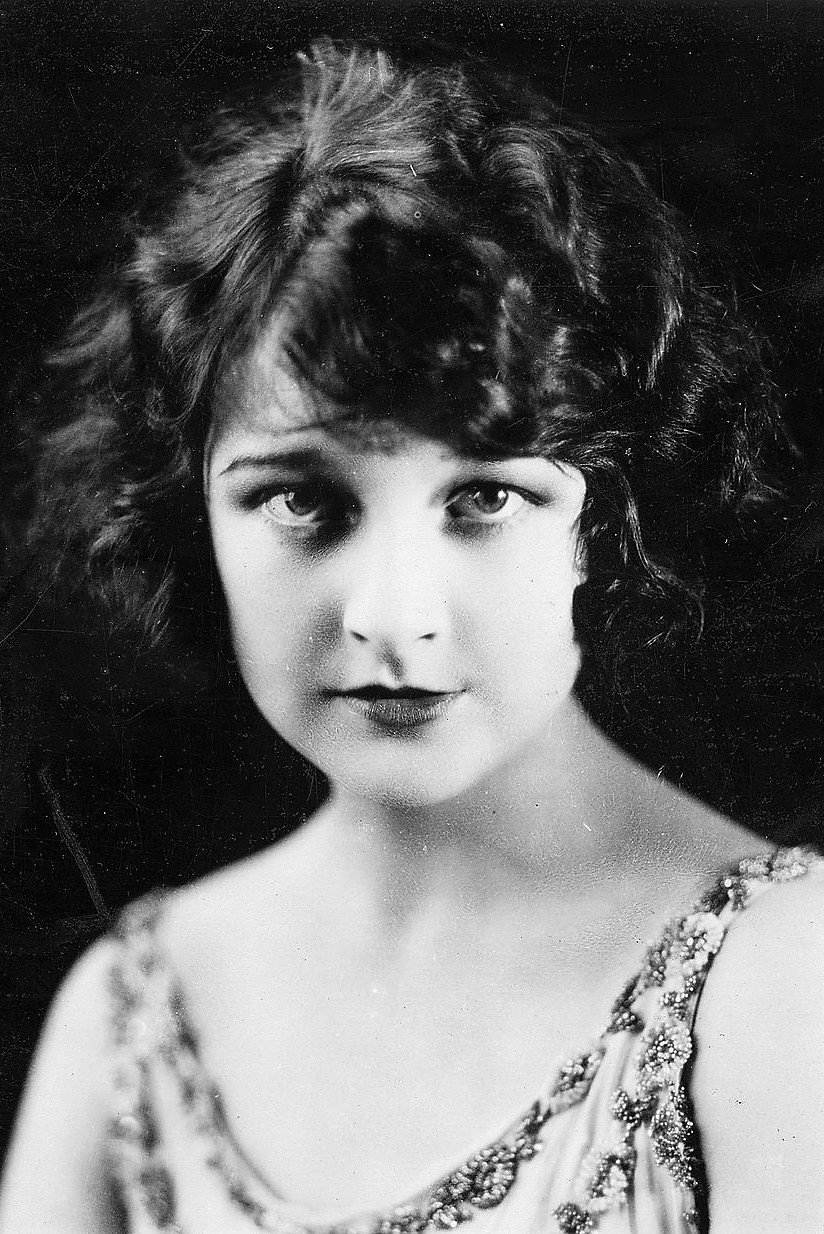 Eleanor Boardman as Joan Morant in She Goes to War