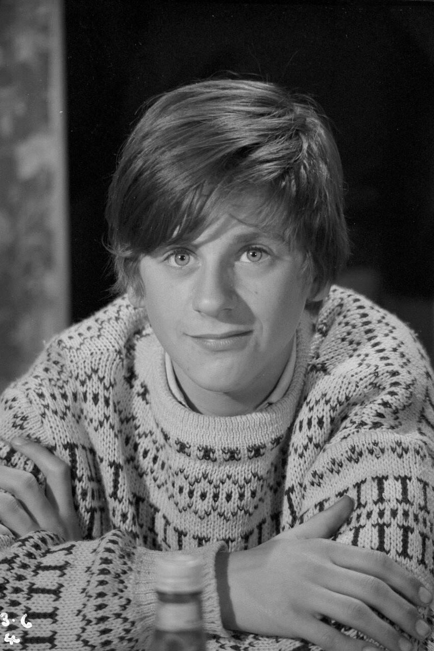 Michael Goodman as Joey in What a Crazy World