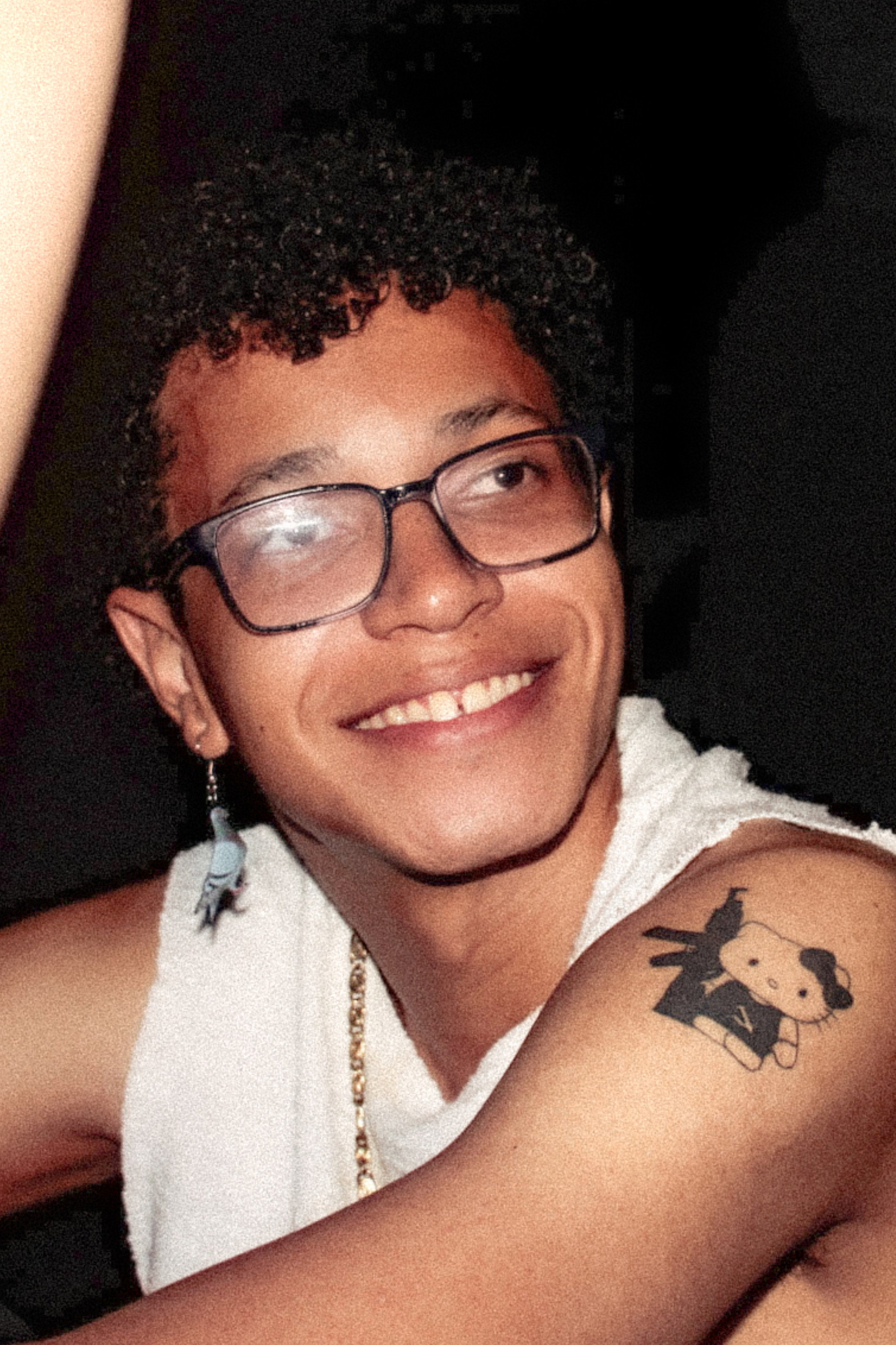 Caio Marques as Locutor de Rádio (Carlos Eduardo) in Dear Listener,