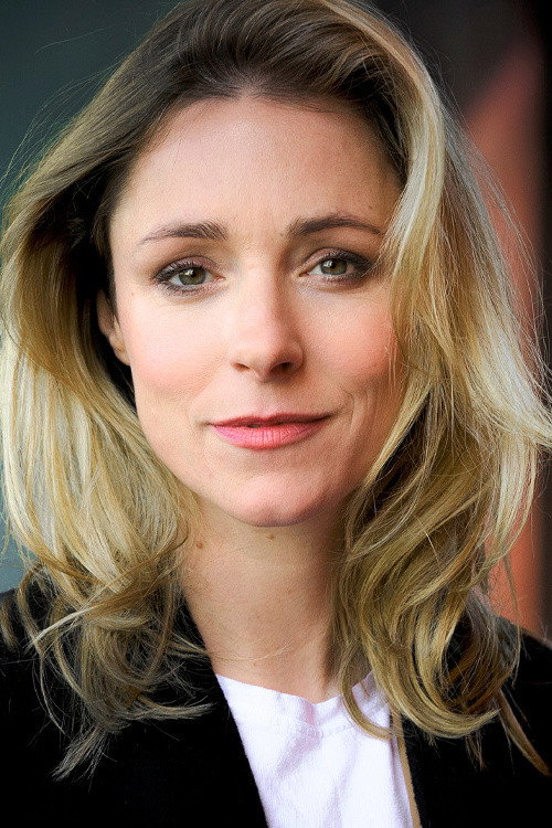 Friederike Linke as Veronique in Ein Tisch in der Provence