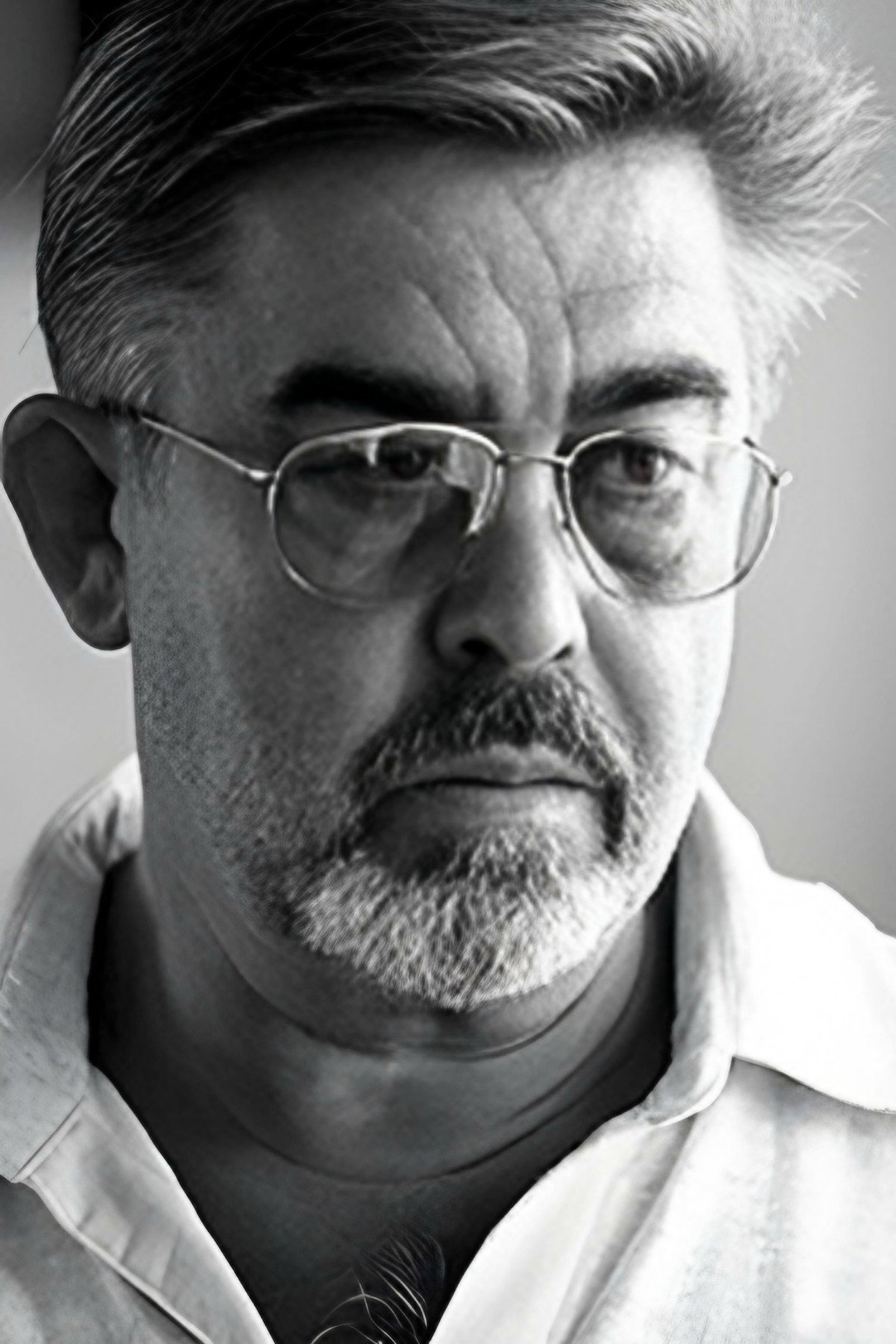 Александр Ефремов as TV Producer in Give Me the Moonlight