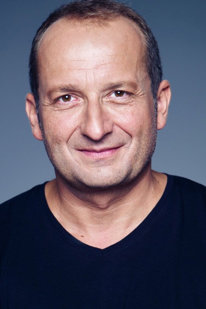 Robert Górski as Self - Commentator in Szkło kontaktowe