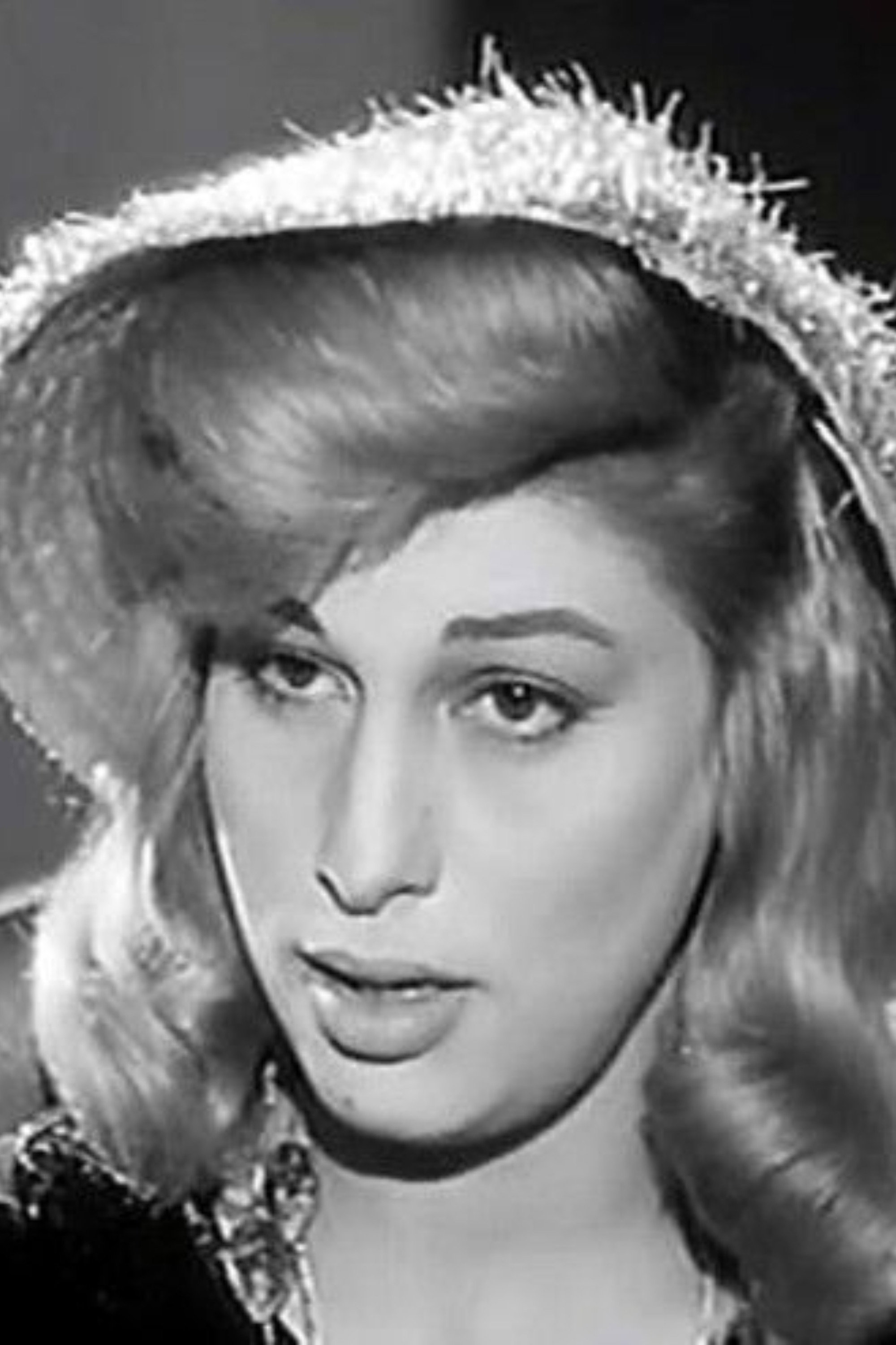 Julia Daw as دلال in Fire of Love