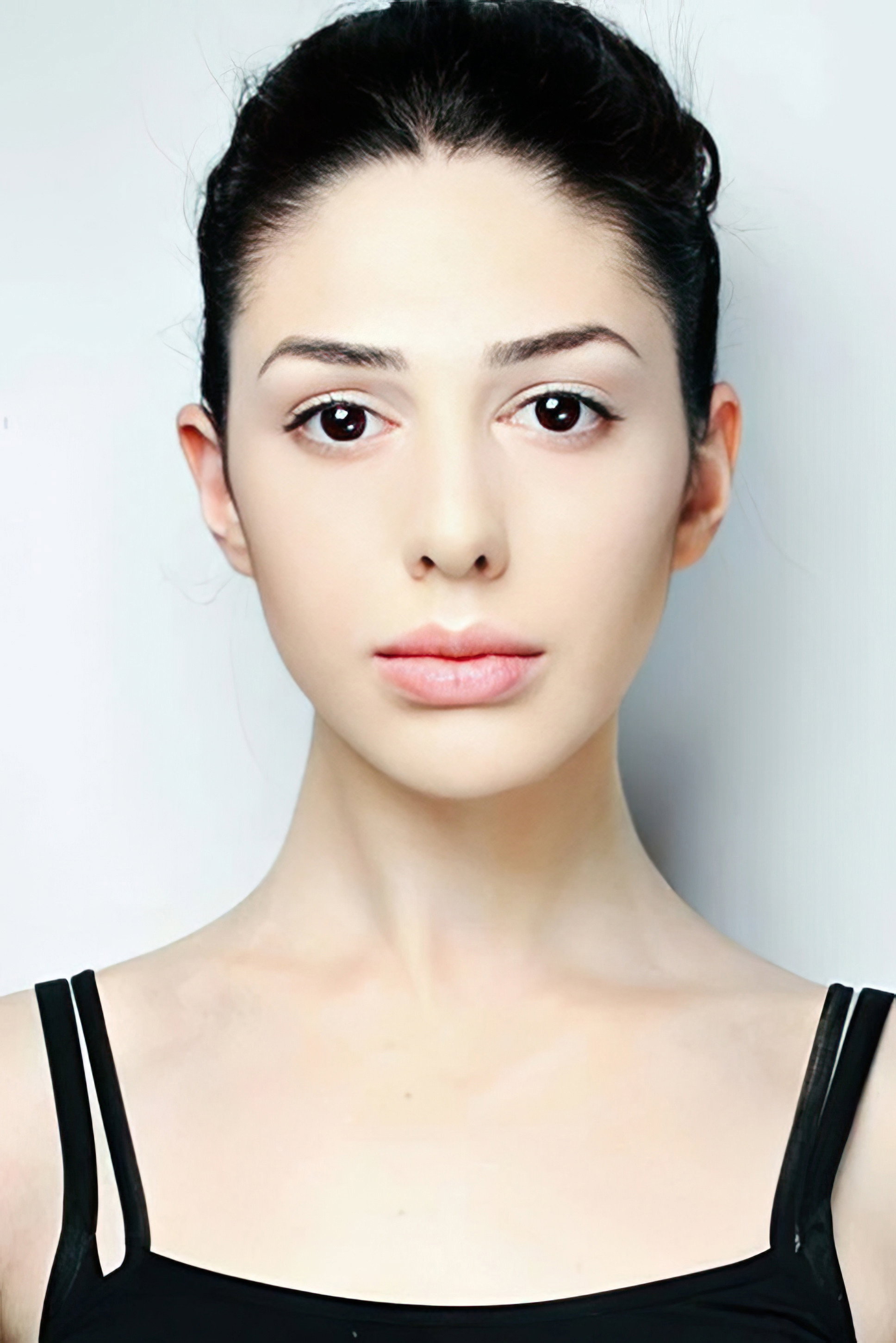 Anna Luca Biani as Ivy in Windsor Drive