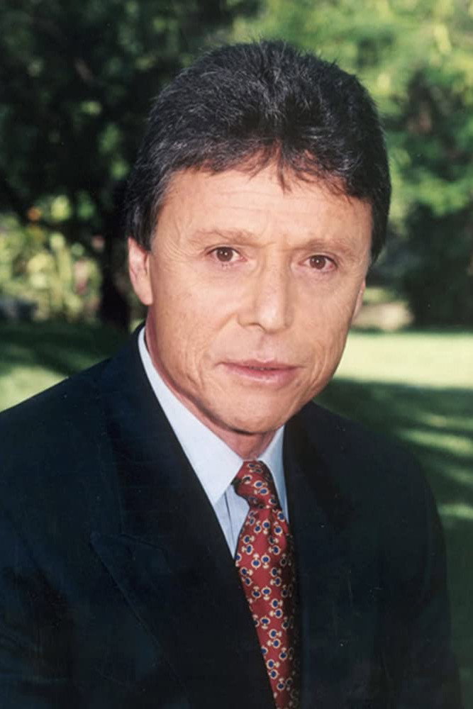 Enrique Novi as Igor in Drenaje Profundo