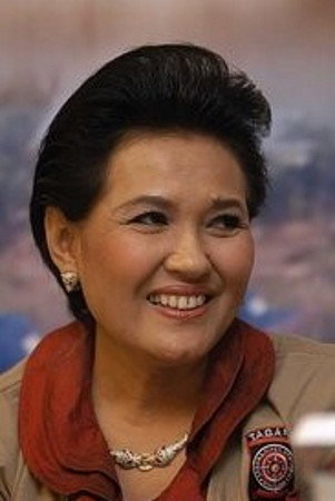 Alicia Djohar as Nyonya Ratna, Aldo's mother in The House Without a Window