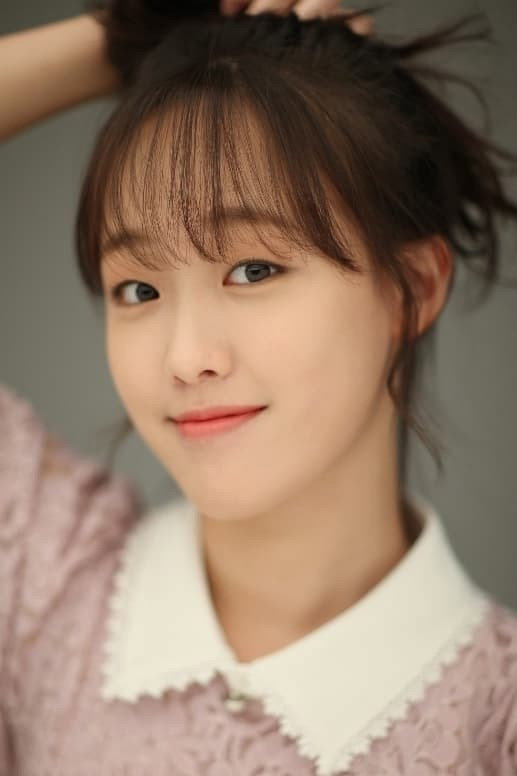 김보윤 as Soo-hee in Light for the Youth