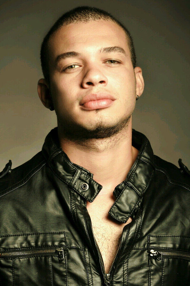Vladimir Acevedo as Macuto in Rango de Honor