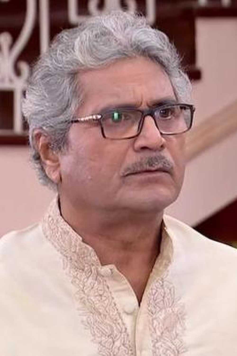 Sumanta Mukherjee as Taracharan in Antarmahal