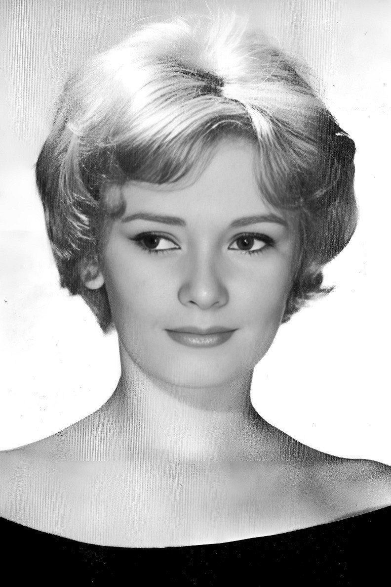 Anna Gaylor as Mme Mazart, mère de Joëlle in Pause-café