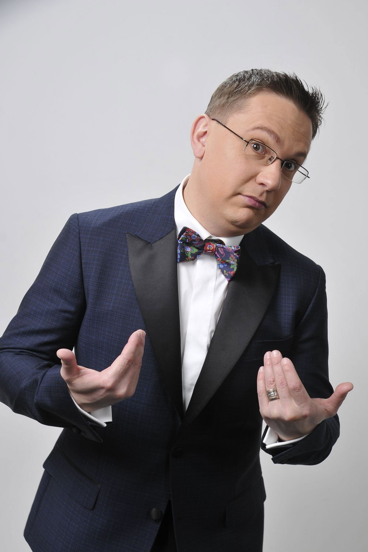 Marius Florea Vizante as Vizante in Sundays on Leave