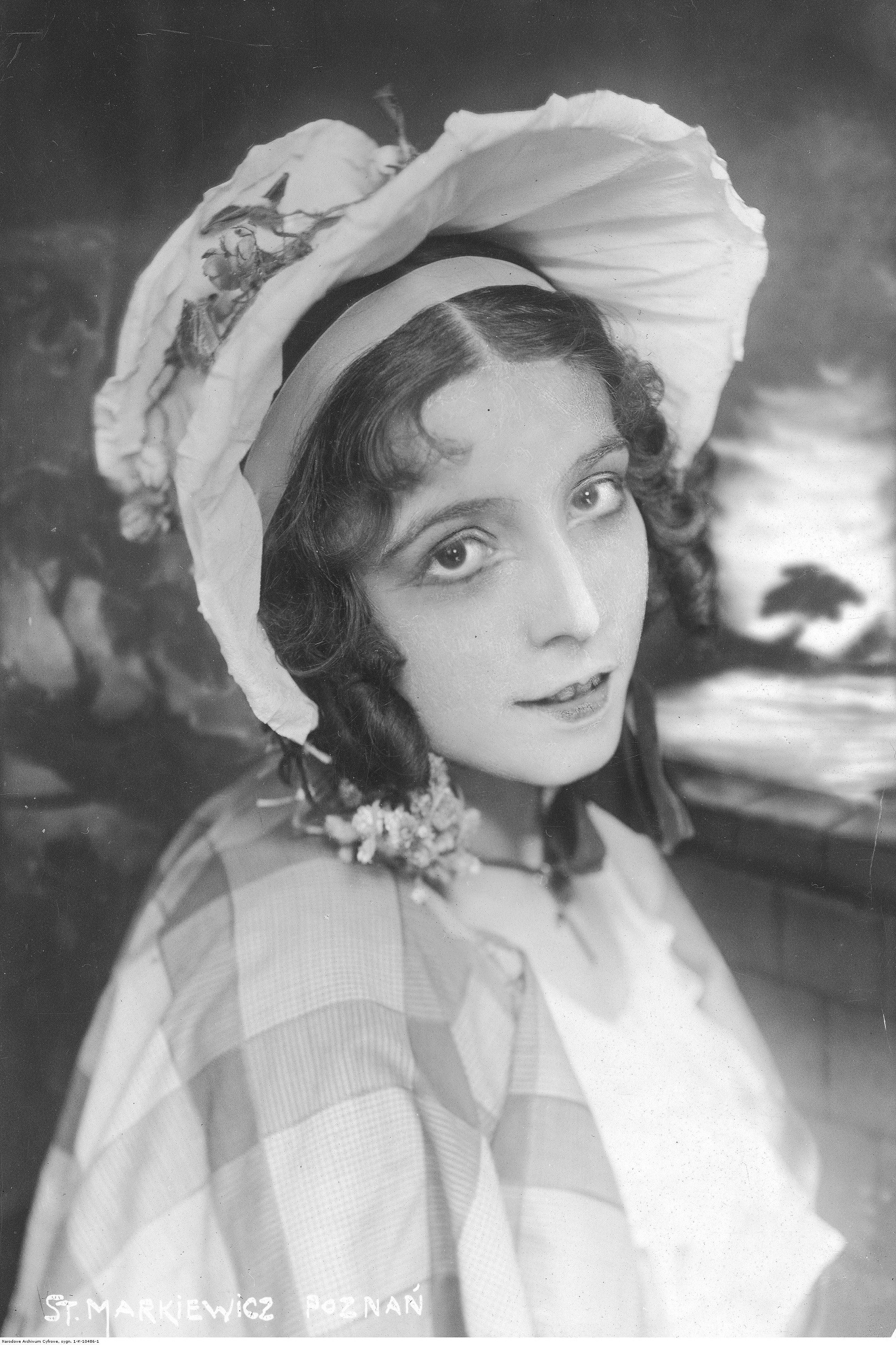 Barbara Ludwiżanka as Governess Róża in Zwariowana noc
