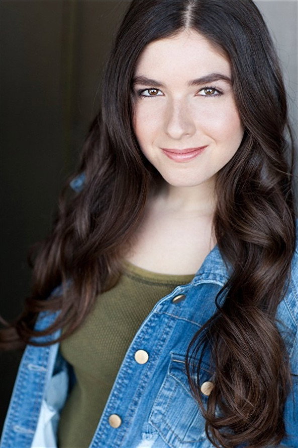 Hannah Godnik as Young Mary in The Two Thieves