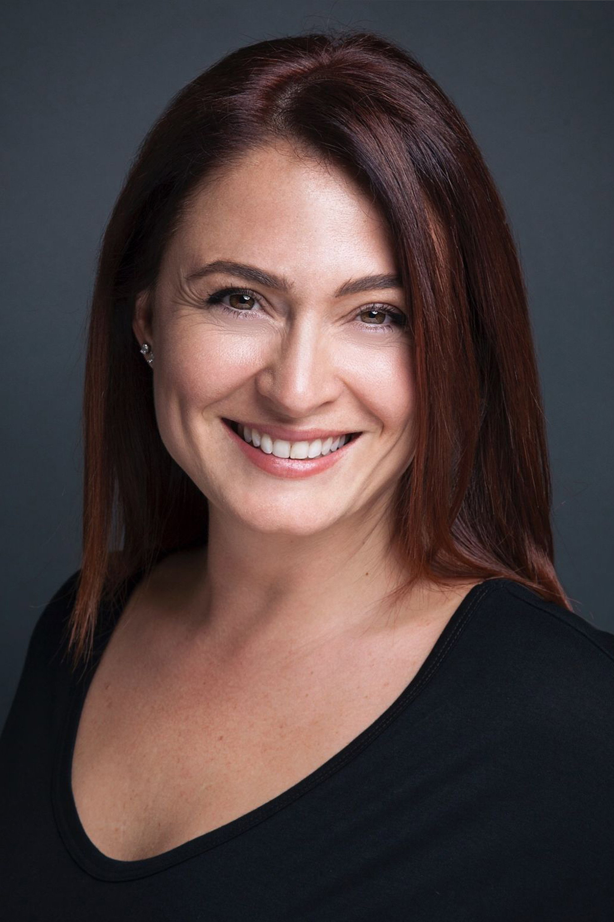 Ceyda Düvenci as Elif Uzun in Umutsuz Ev Kadınları