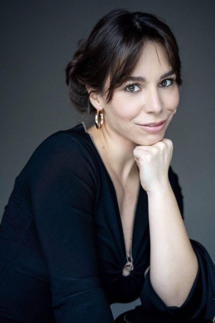 Sabrina Gallo as Laura in Riproduzione Casuale